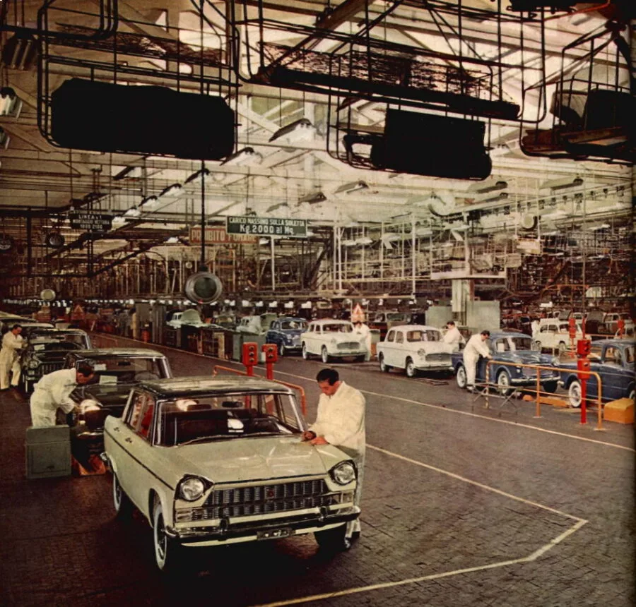 Operai su una linea di assemblaggio Fiat a Torino