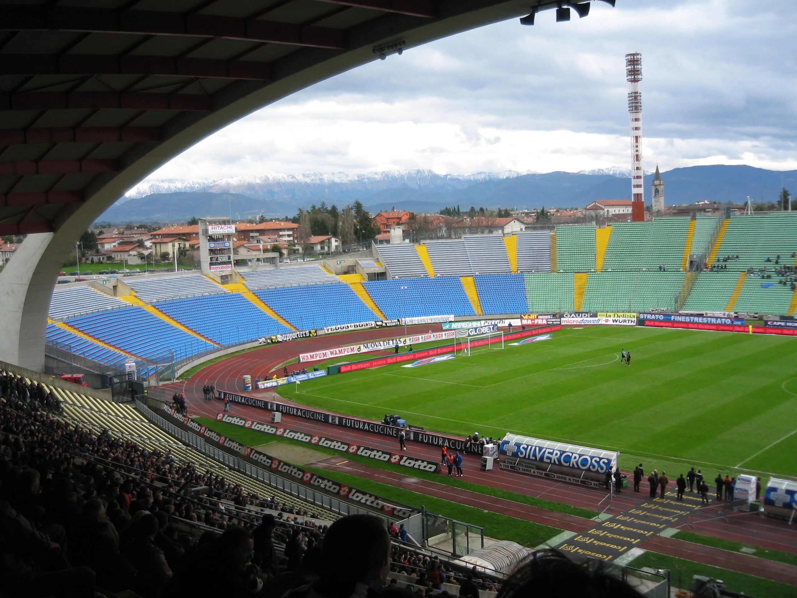 Veduta dello stadio Friuli di Udine nel 2006, con la vecchia pista di atletica