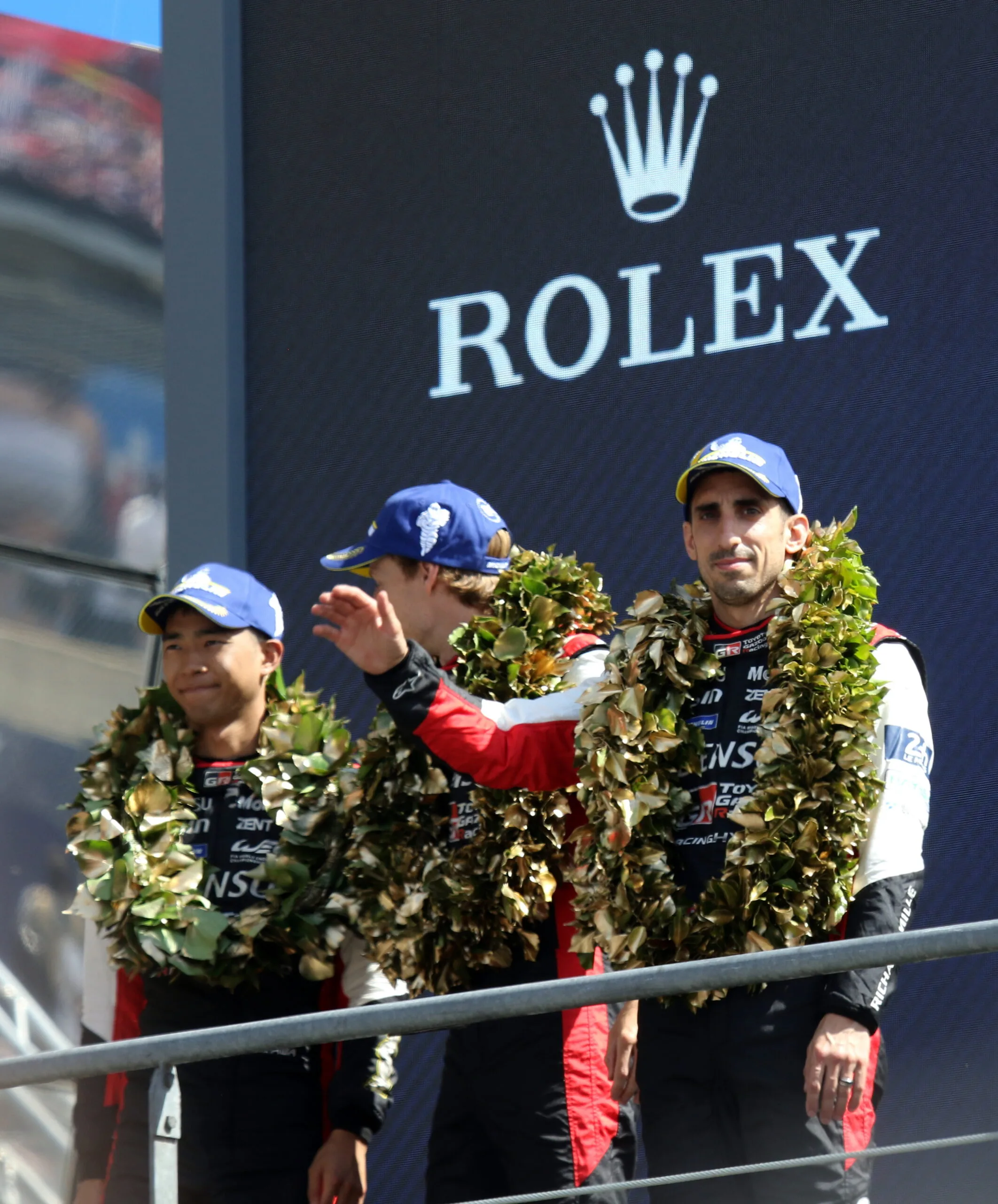 Ryo Hirakawa con Brendon Hartley e Sebastien Buemi sul podio di Le Mans nel 2023