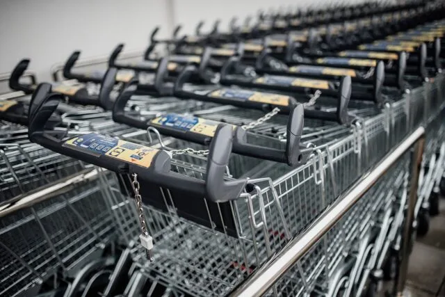 Carrelli della spesa in un supermercato