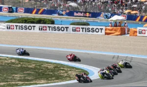 Gruppo di piloti MotoGP in curva a Jerez nel 2025, fotografia d’archivio