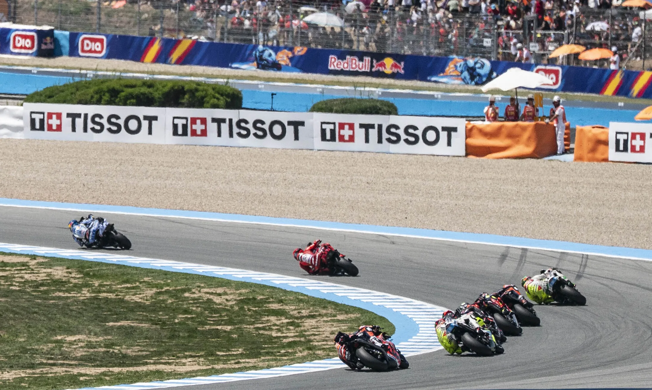 Gruppo di piloti MotoGP in curva a Jerez nel 2025, fotografia d’archivio