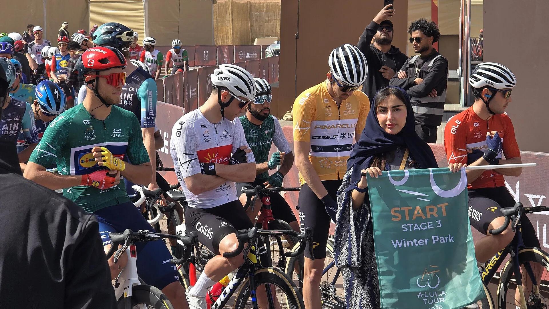 Jonathan Milan, in maglia Lidl-Trek, al via di una tappa del Tour of AlUla 2026