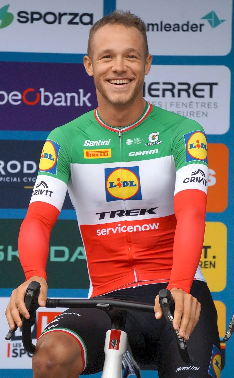 Ritratto del ciclista Jonathan Milan con la maglia della Lidl-Trek nel 2026