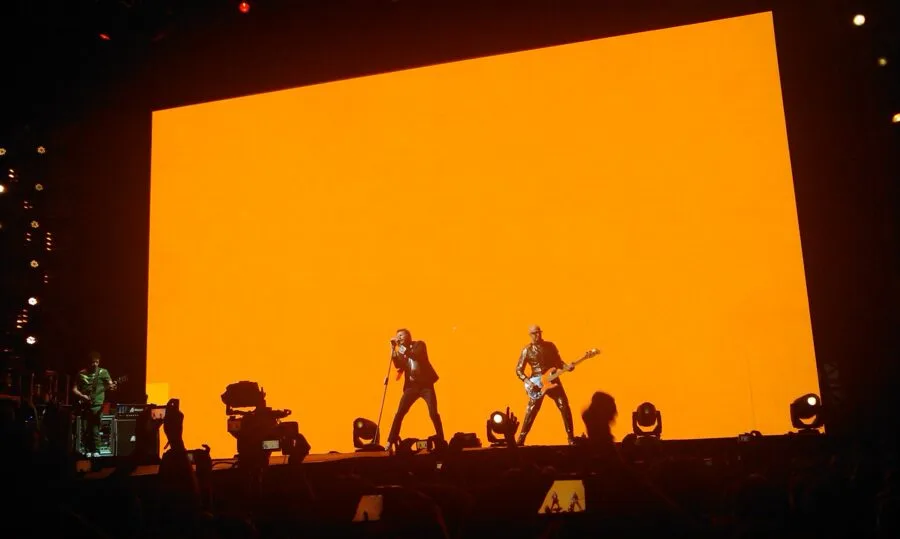 Jovanotti canta sul palco durante un concerto allo Stadio della Vittoria di Bari nel 2011