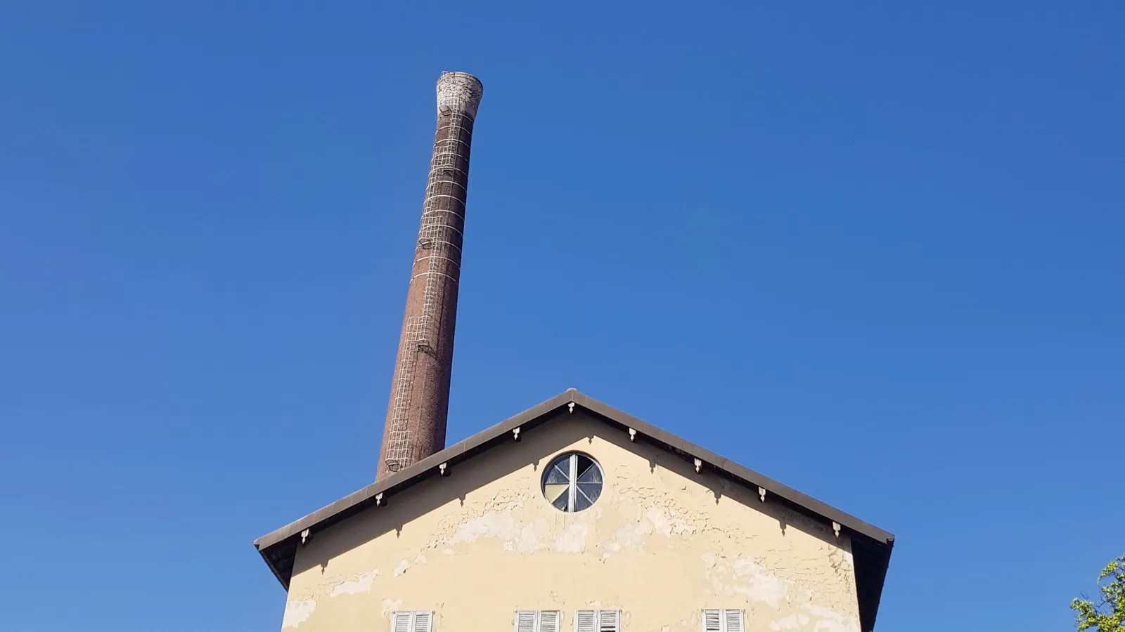 Stabilimento industriale con ciminiera a Legnano