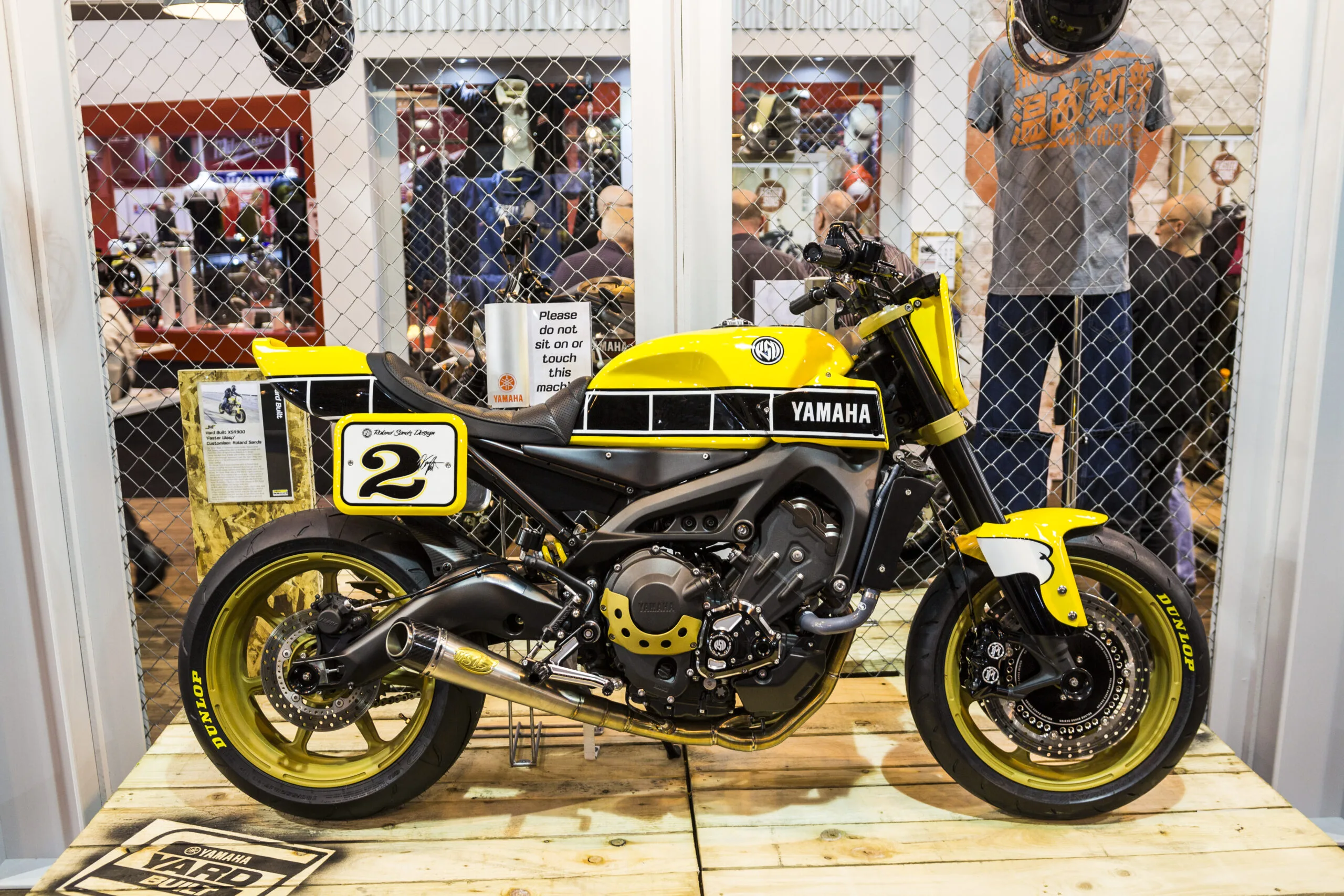 Yamaha XSR900 custom gialla e nera esposta su una pedana