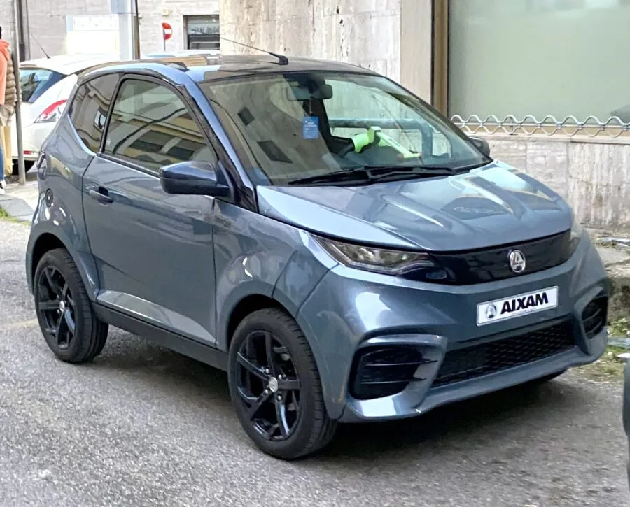 Microcar Aixam parcheggiata in strada, immagine di contesto sul caso delle aggressioni a Roma