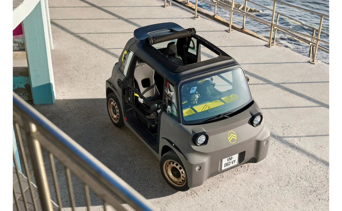 Citroën Ami Buggy vista dall’alto, con tetto aperto e barre laterali al posto delle porte