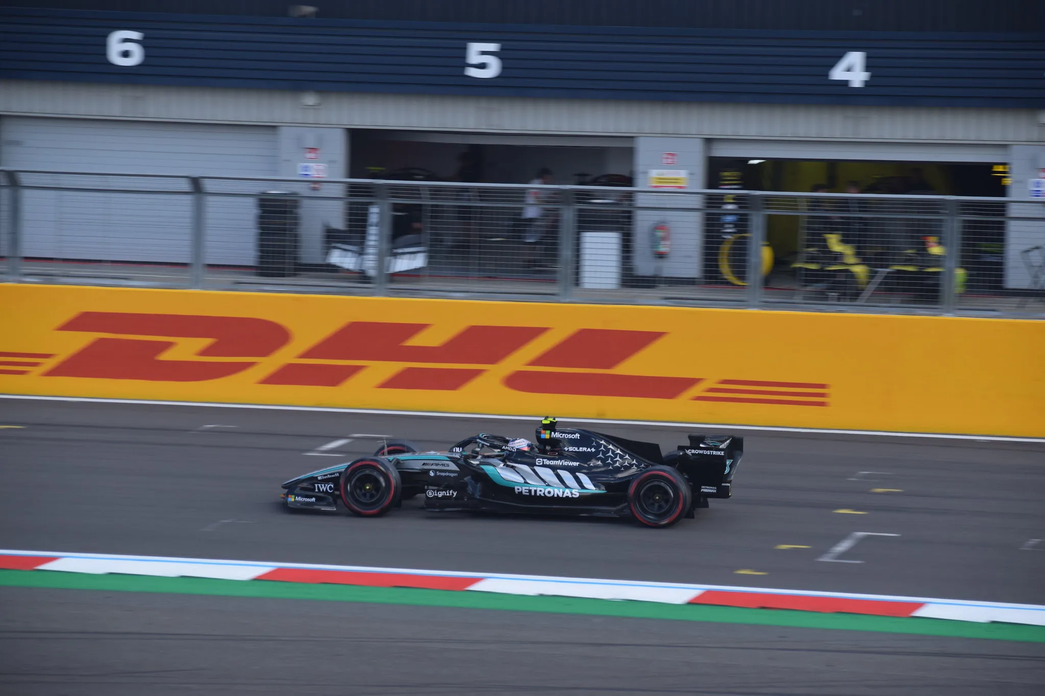 Kimi Antonelli sulla Mercedes in pista a Silverstone nel luglio 2026