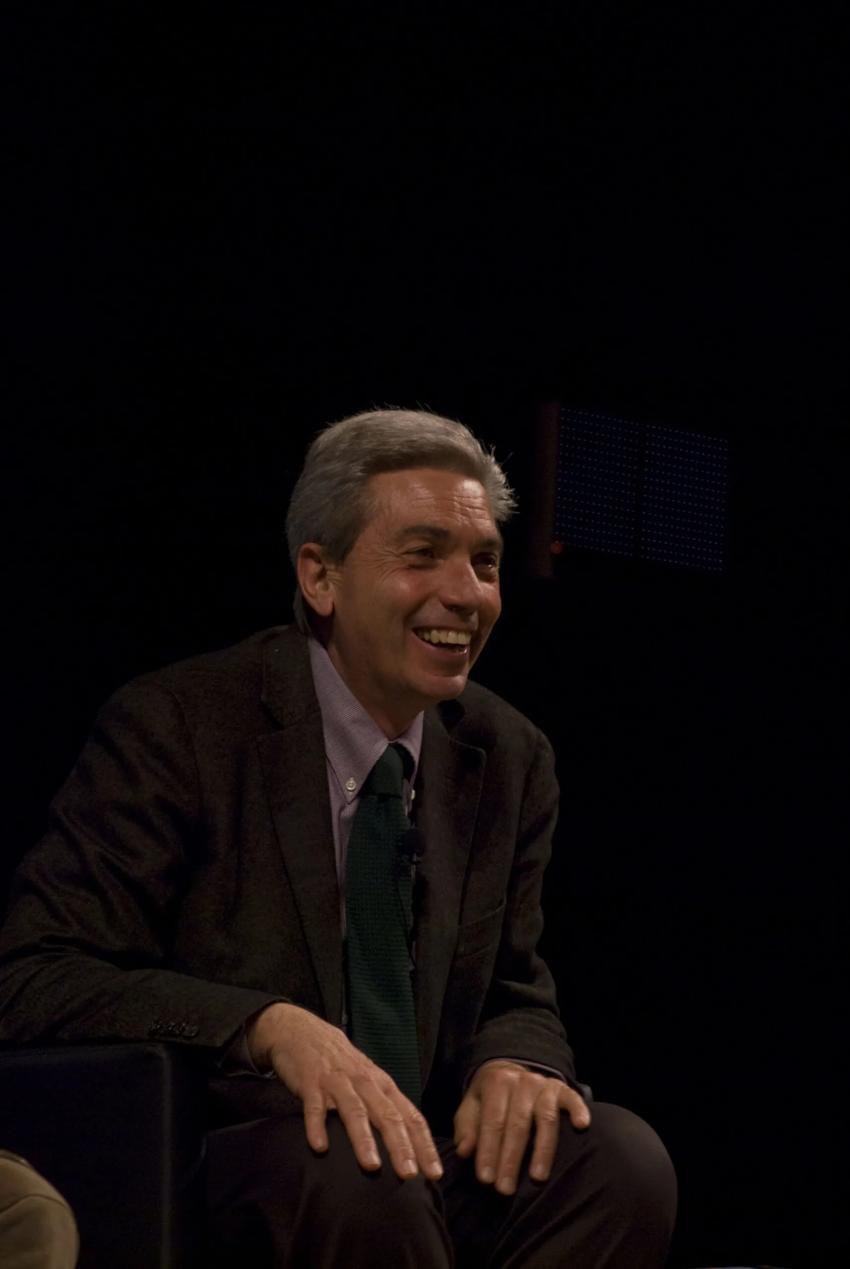 Antonio Padellaro seduto durante un incontro al Festival del giornalismo nel 2010