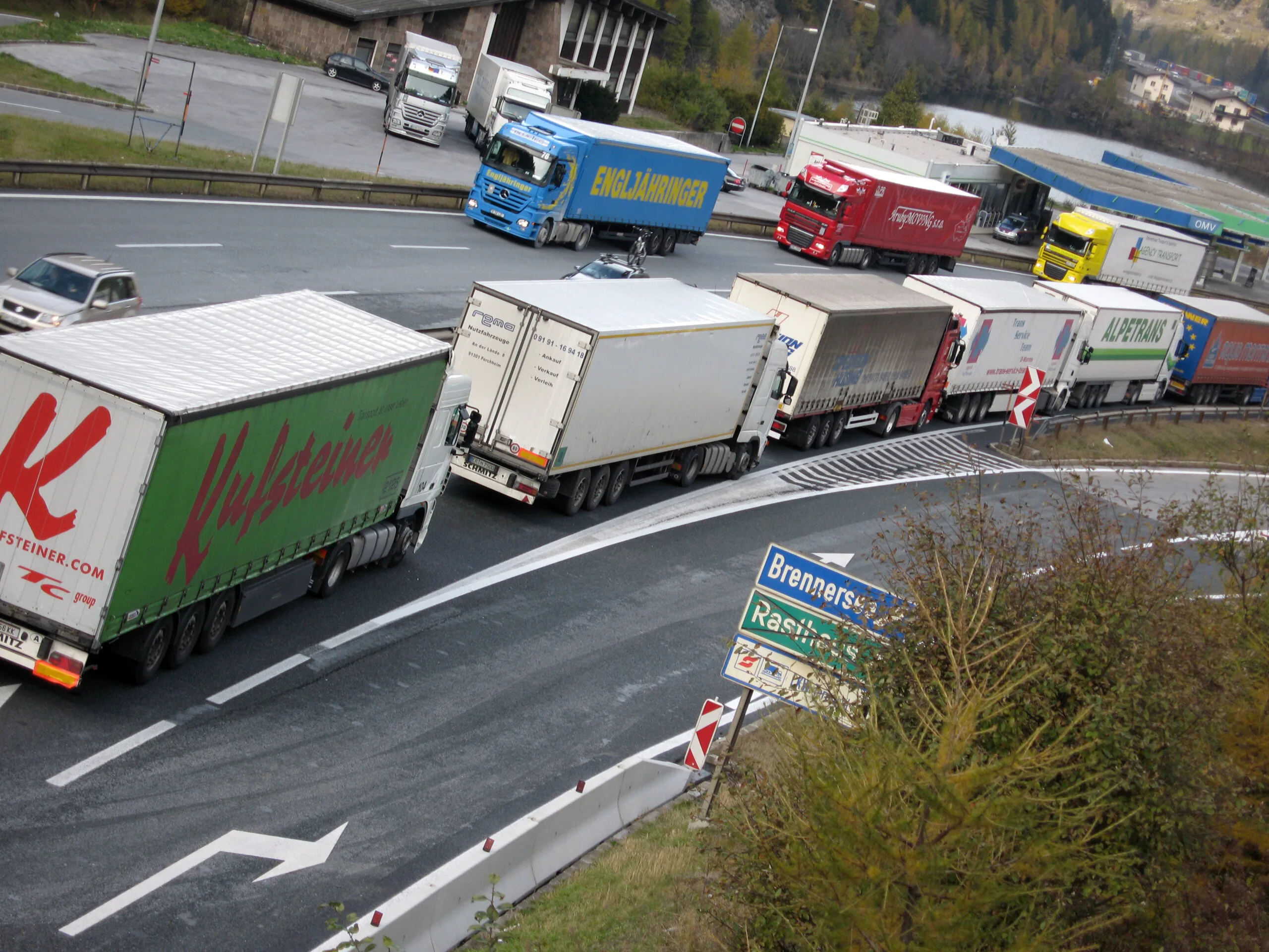 Camion in coda sull'autostrada del Brennero presso il confine italo-austriaco