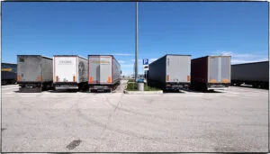 Autocarri in sosta lungo la Via Emilia