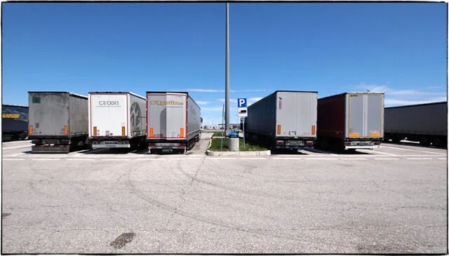 Autocarri in sosta lungo la Via Emilia