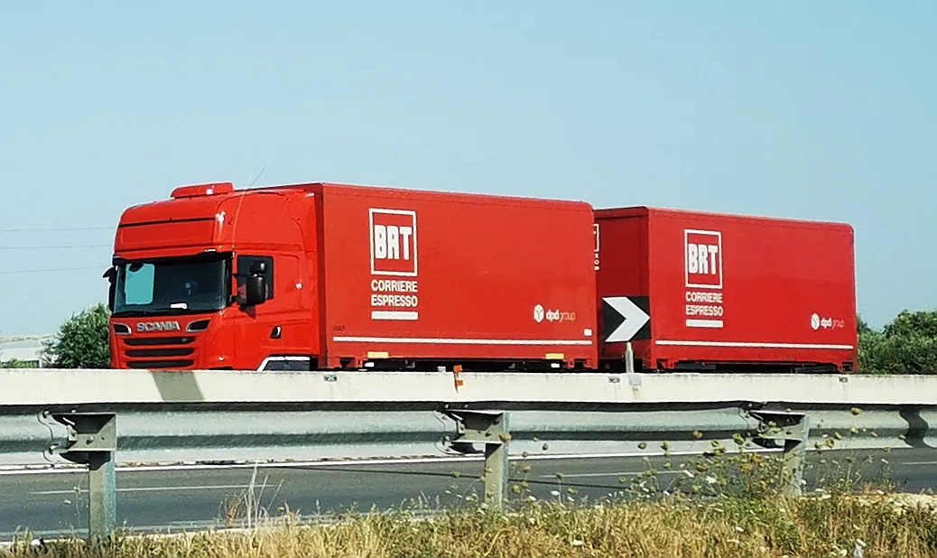 Autotreno a due rimorchi di BRT Corriere Espresso in Puglia