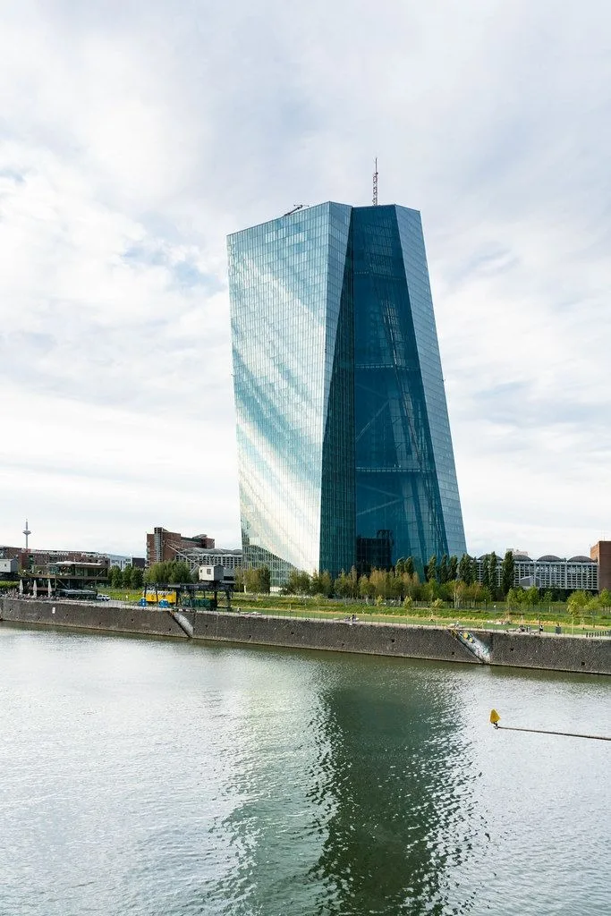 Le torri vetrate della sede BCE a Francoforte viste dalla riva del Meno