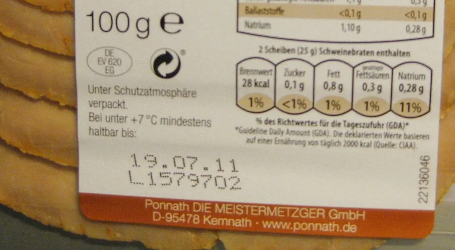 Etichetta alimentare con data best before e informazioni nutrizionali su una confezione di cibo