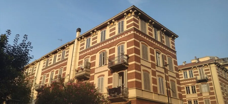 Edificio residenziale con appartamenti e balconi a Torino