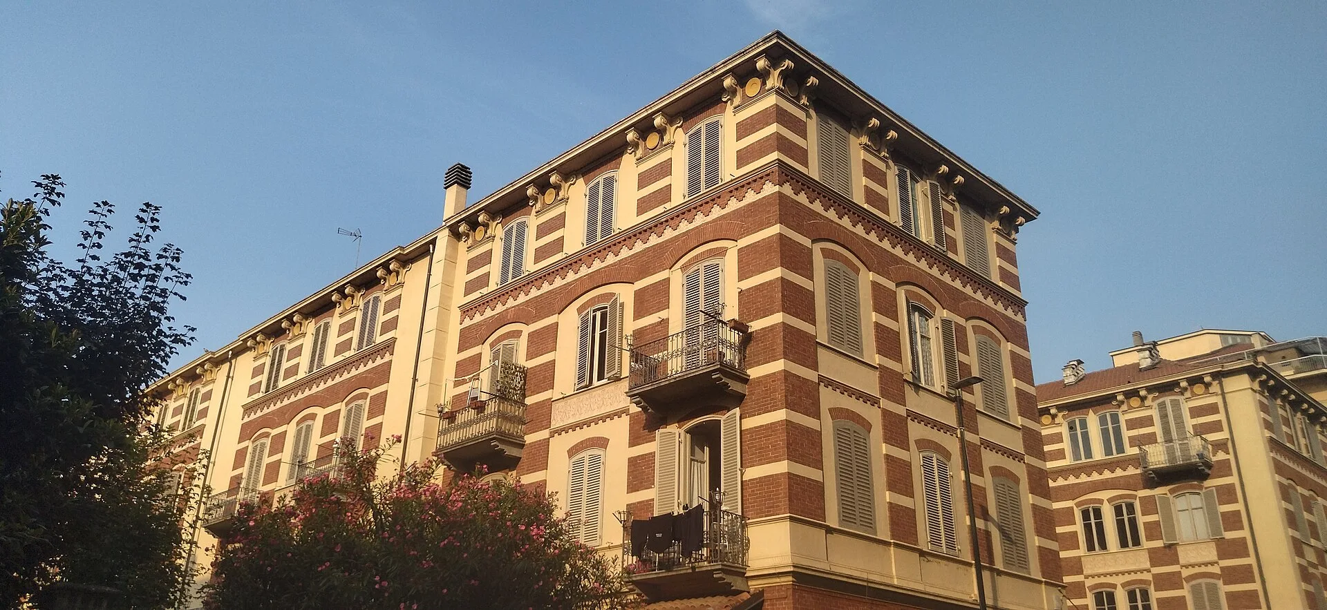 Edificio residenziale con appartamenti e balconi a Torino
