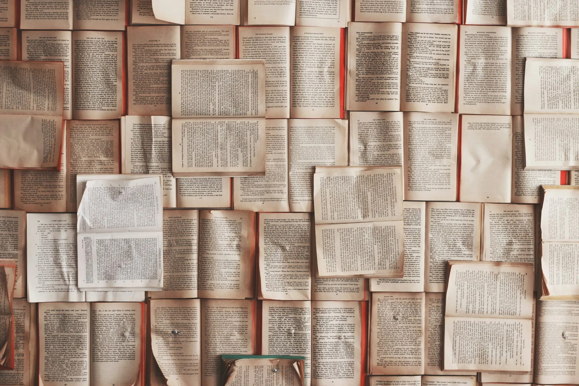 Libri aperti disposti su una parete del FIKA Cafe di Toronto