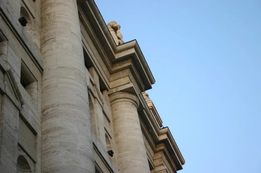 Dettaglio del Palazzo della Borsa di Milano, simbolo dei mercati e dell economia italiana