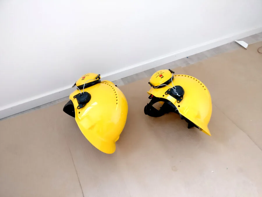 Caschi gialli da cantiere usati come dispositivi di protezione individuale