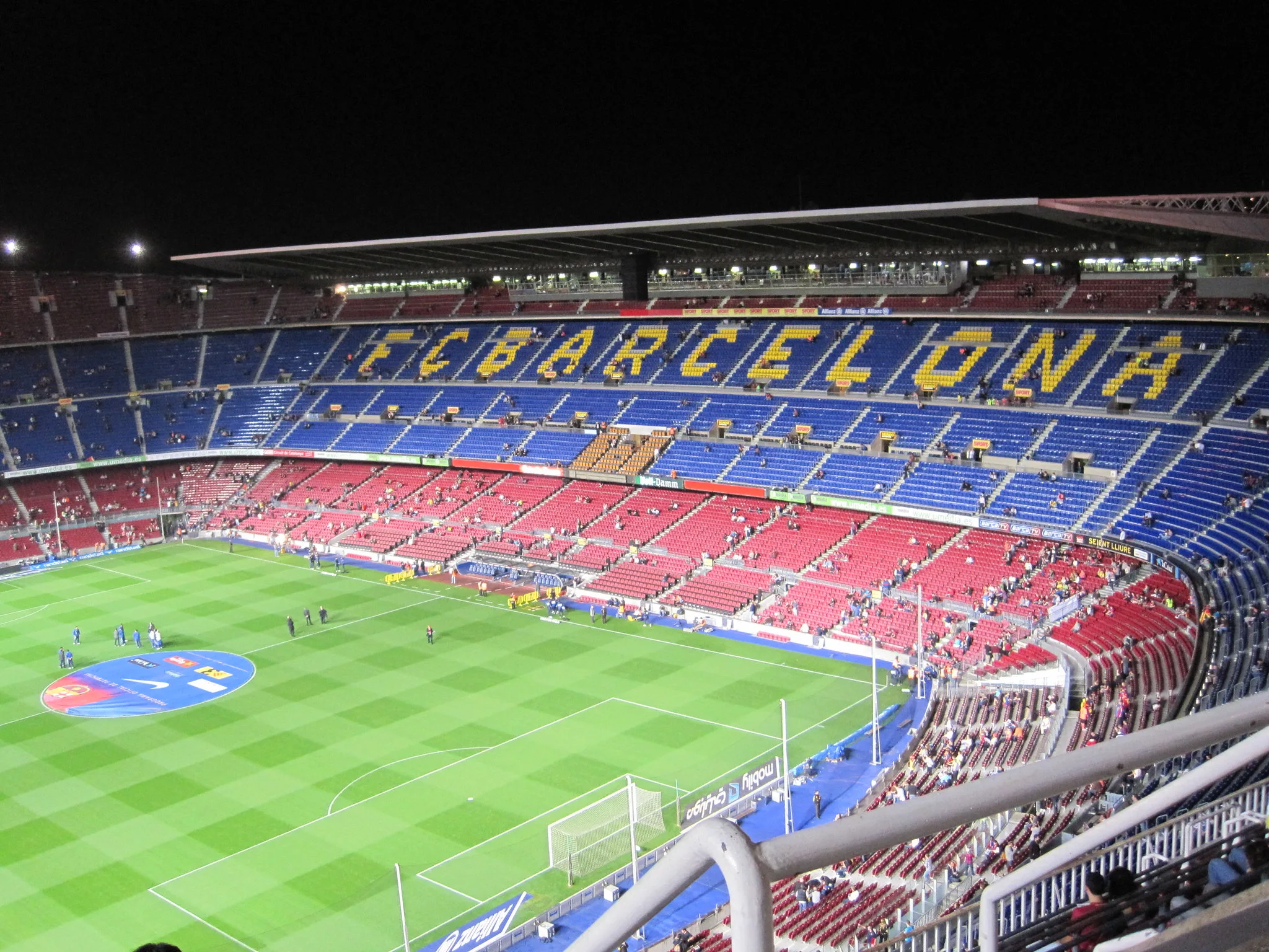 Tribune e terreno di gioco del Camp Nou in una fotografia del 2009