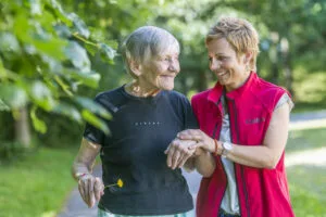 Caregiver assiste una persona anziana