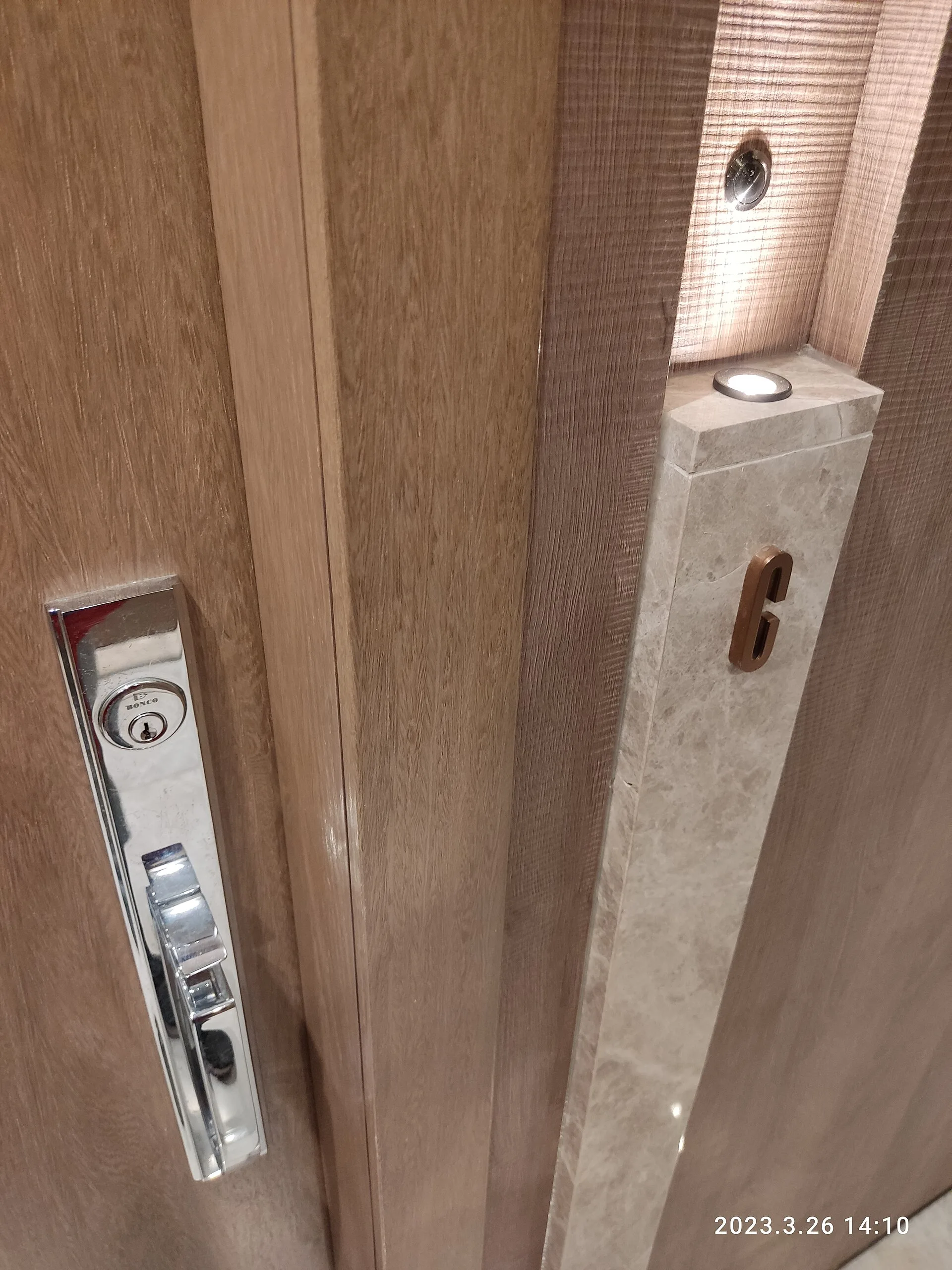 Serratura e maniglia di una porta d’ingresso residenziale