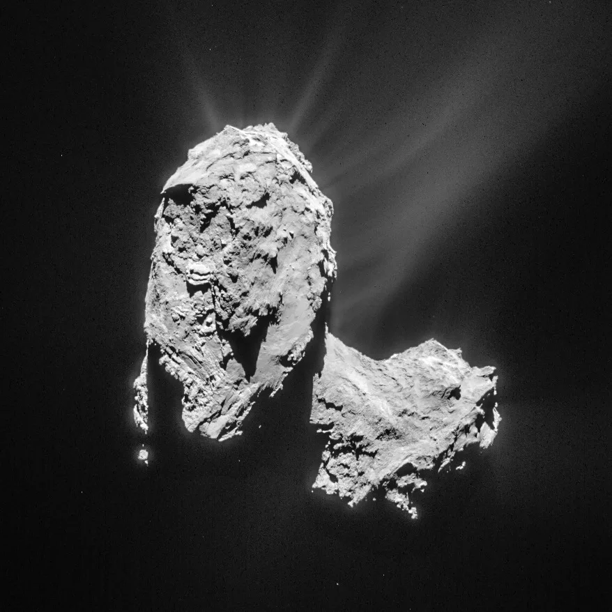 Nucleo irregolare a due lobi della cometa 67P e getti di materiale fotografati dalla NAVCAM di Rosetta nel 2015