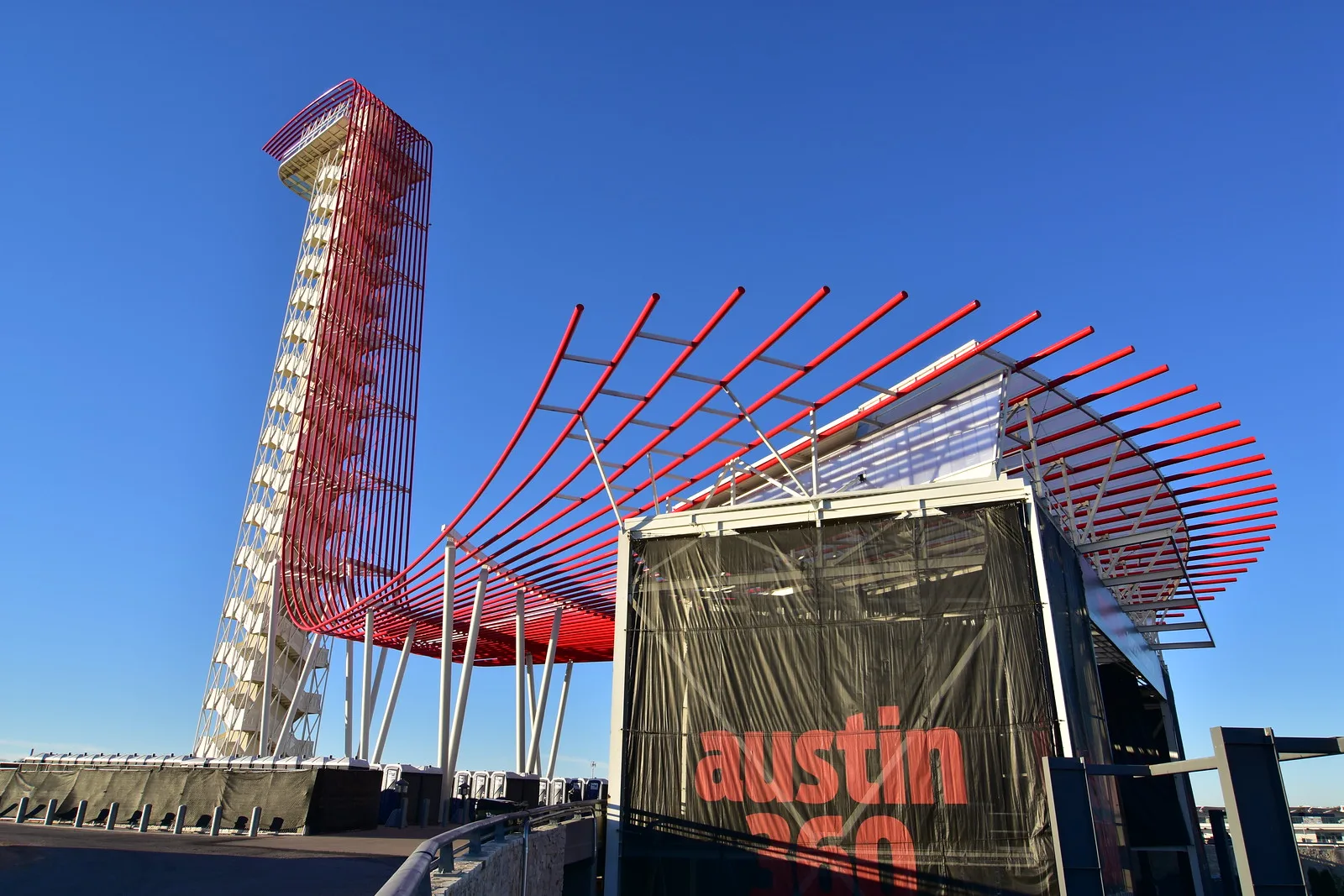 Torre di osservazione e struttura dell’anfiteatro al Circuit of the Americas di Austin