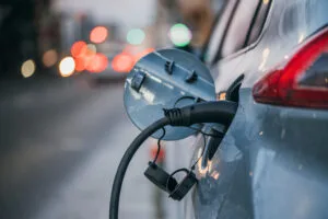Auto elettrica collegata alla ricarica, febbraio