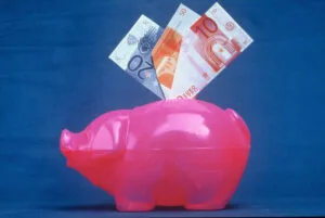 Salvadanaio e banconote in euro