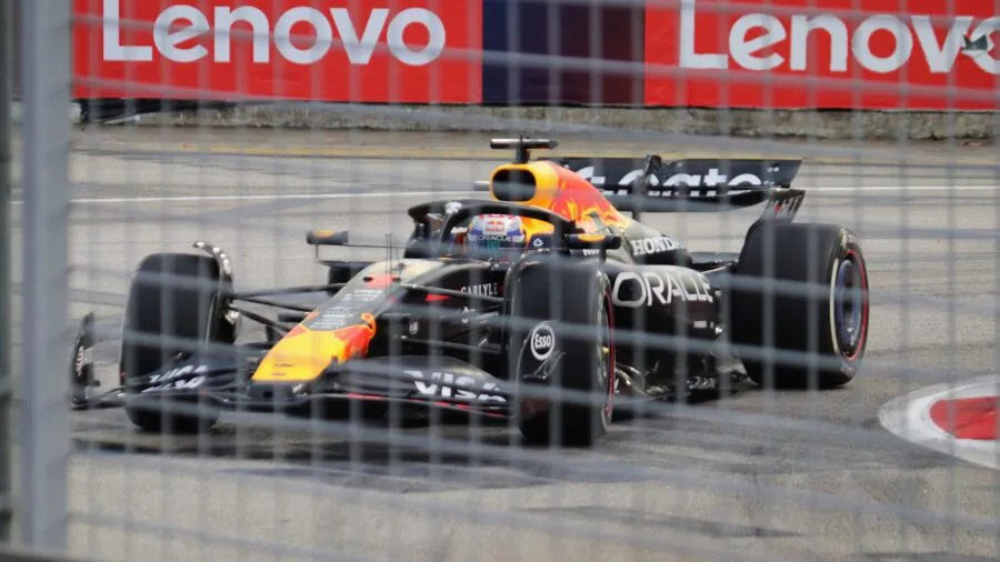 Max Verstappen su Red Bull in pista al circuito di Singapore