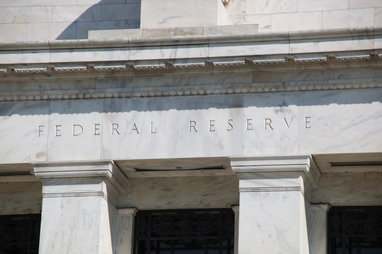 Iscrizione Federal Reserve sopra le colonne dell’ingresso del Marriner S. Eccles Building