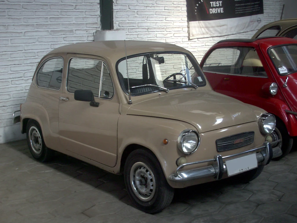 Fiat 600 beige fotografata al coperto nel 2007, immagine di archivio