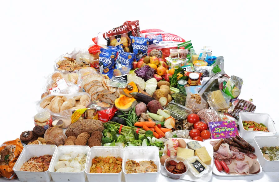 Grande quantità di pane verdure frutta confezioni e piatti pronti raccolti come spreco alimentare evitabile