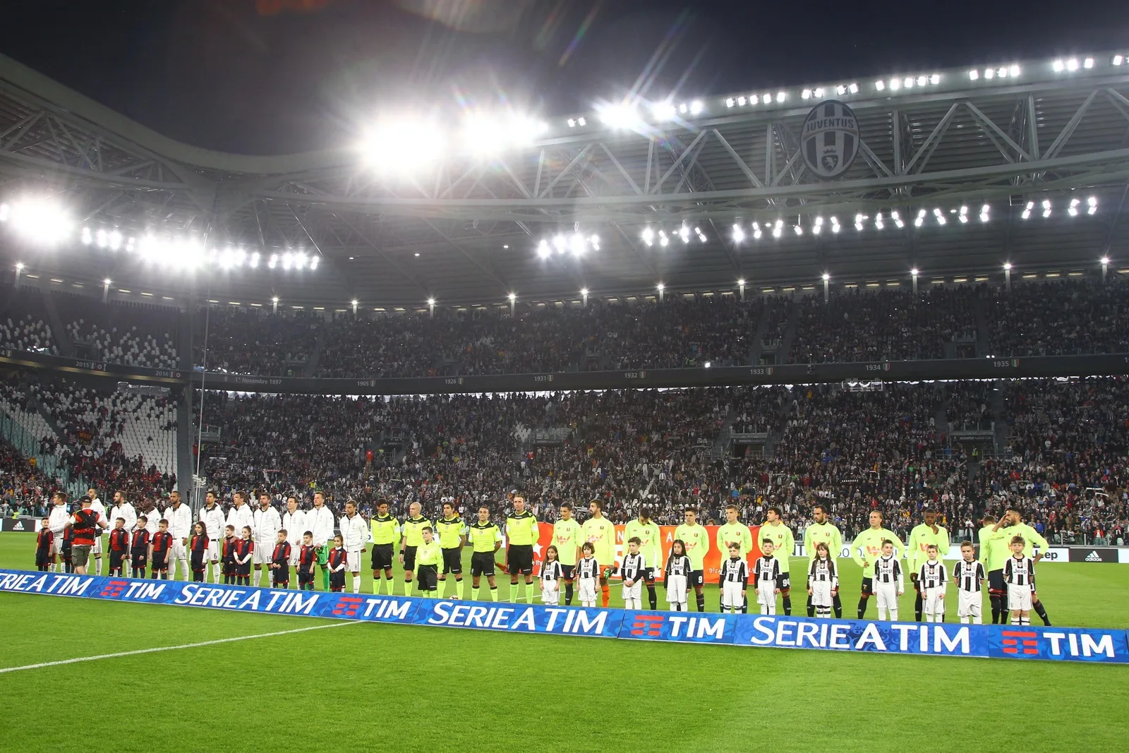 Juventus e Genoa schierate sul campo di Torino prima della partita del 23 aprile 2017