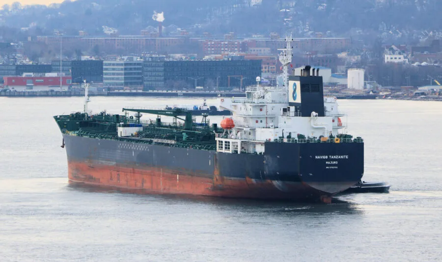 Petroliera in navigazione in un porto, contesto dei rischi sulle rotte energetiche
