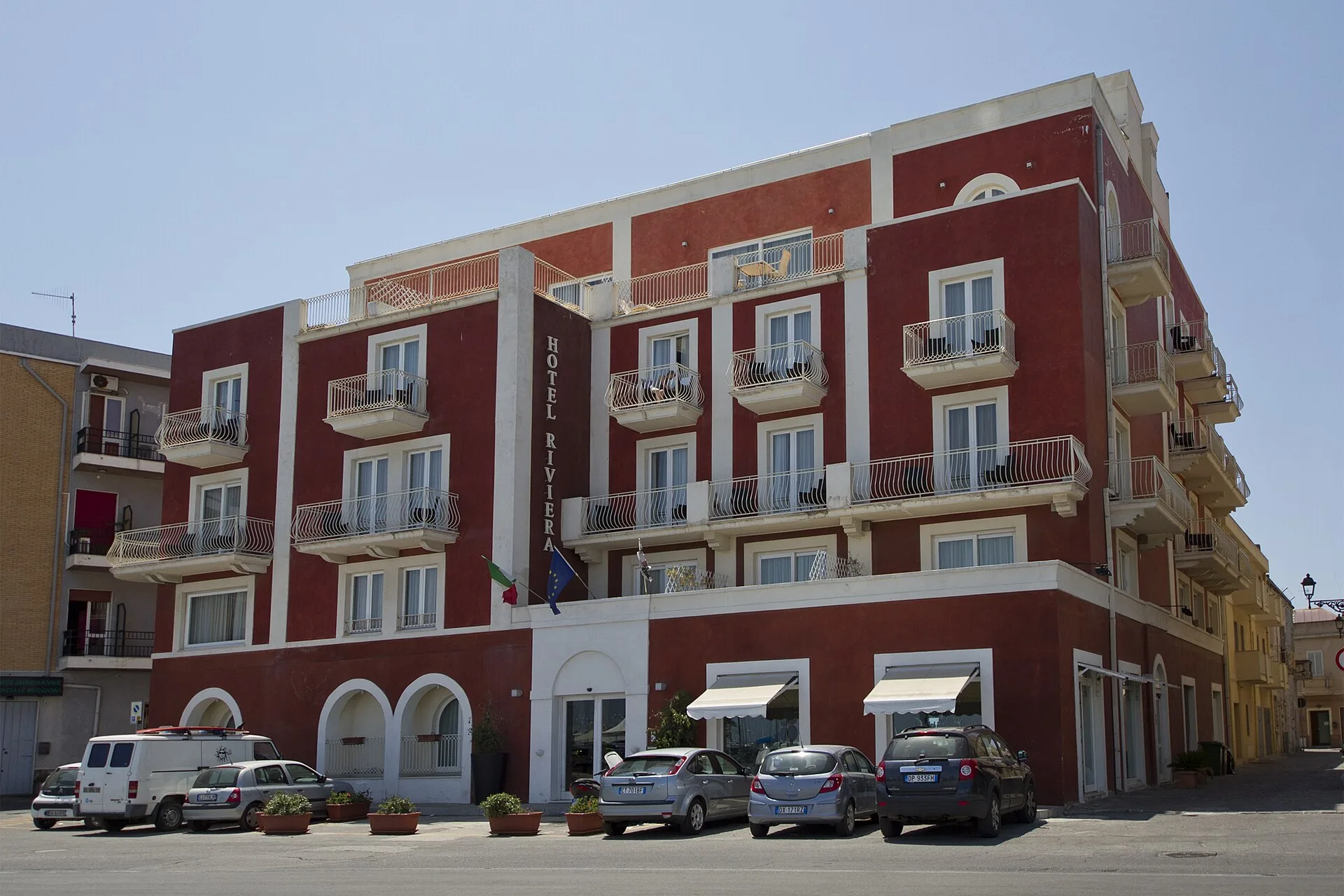 Facciata dell’Hotel Riviera a Carloforte, sull’isola di San Pietro in Sardegna