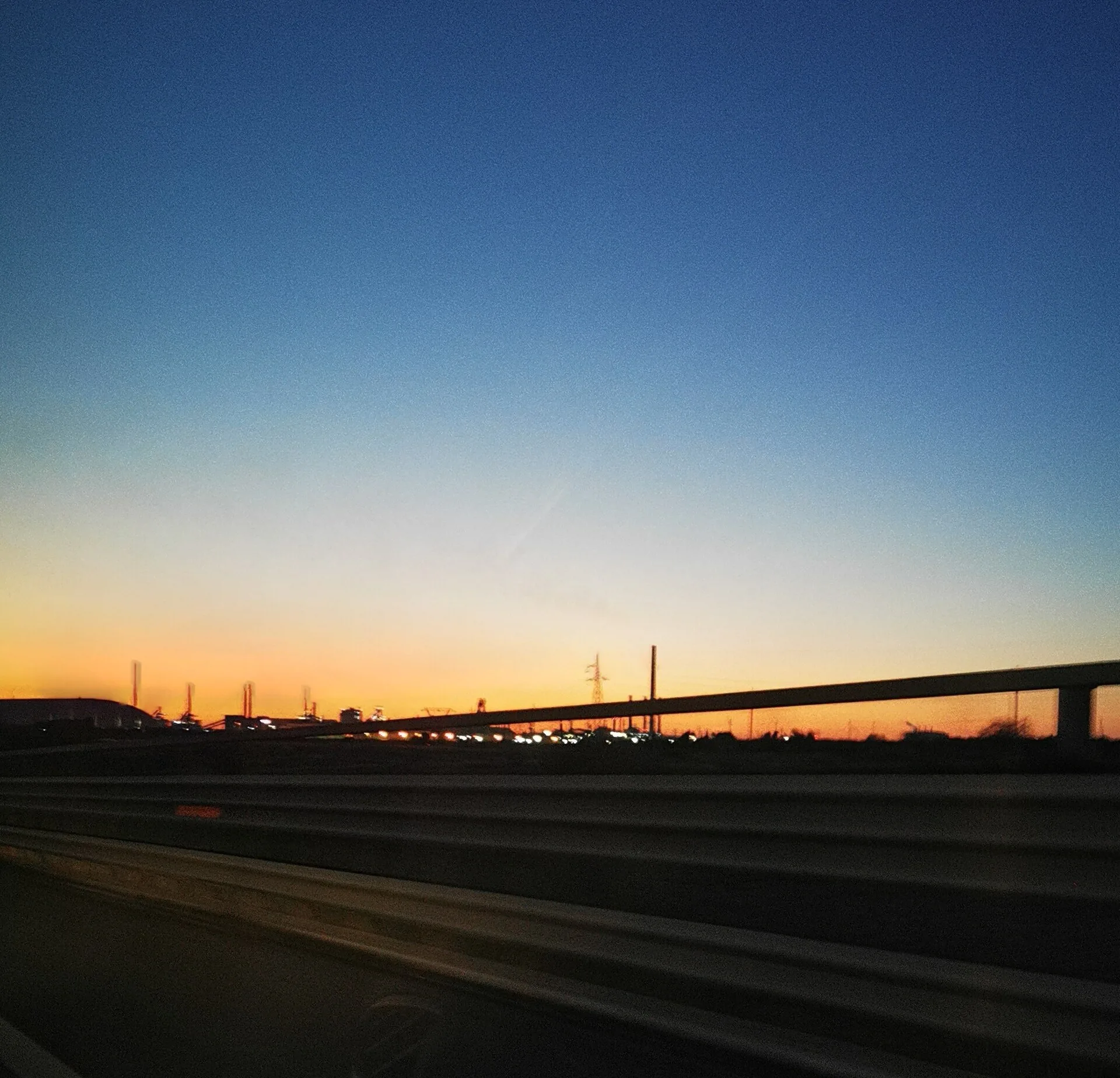 Acciaierie di Taranto al crepuscolo