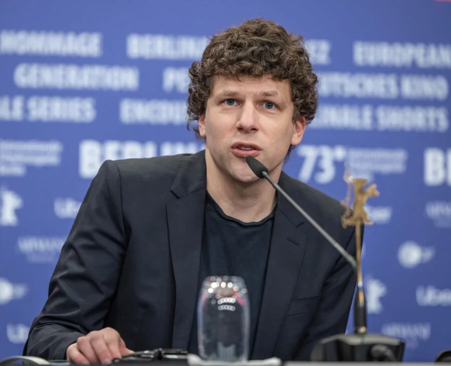 Jesse Eisenberg in conferenza stampa alla Berlinale 2023