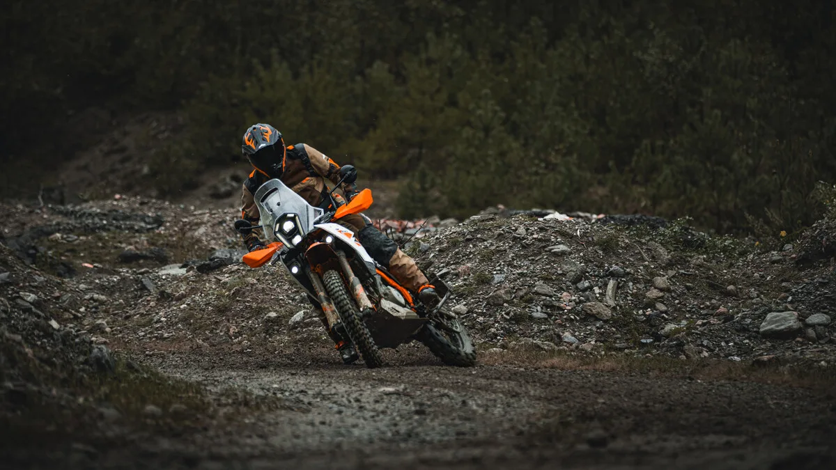 KTM 390 Adventure R guidata su terreno sterrato: foto d’archivio MY2025