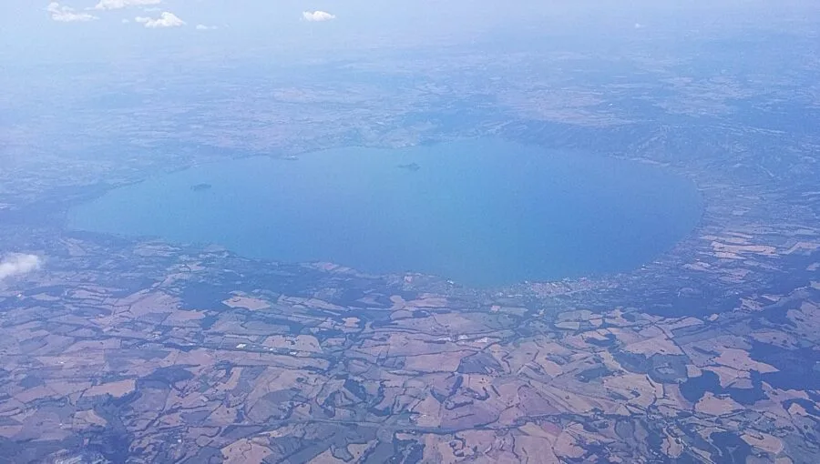Veduta aerea del lago di Bolsena nella Tuscia