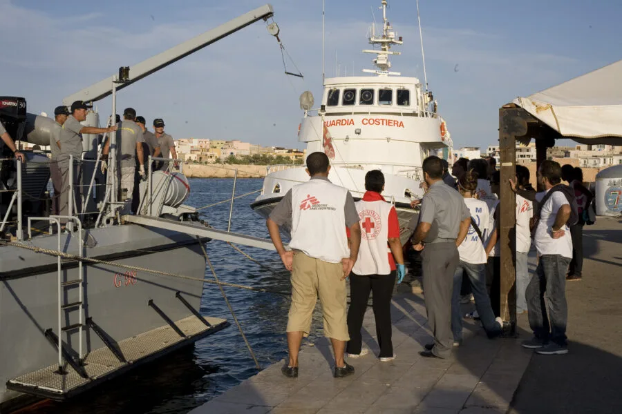 Operatori e Guardia Costiera durante un arrivo al porto di Lampedusa