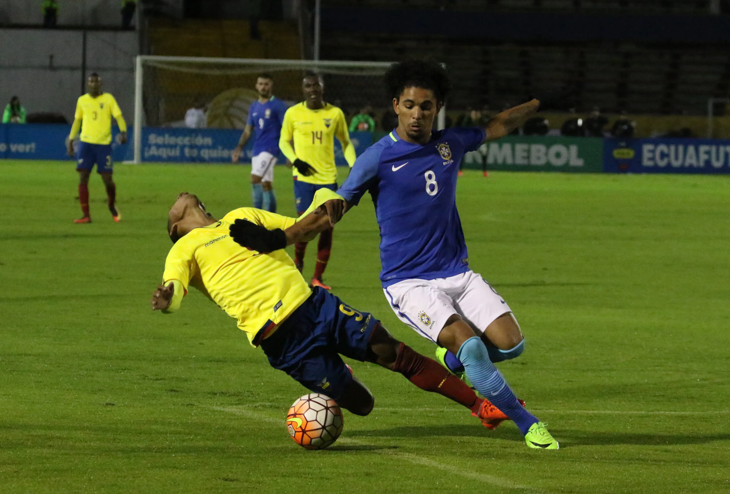 Douglas Luiz con la maglia blu numero 8 del Brasile in azione contro l’Ecuador, archivio 2017