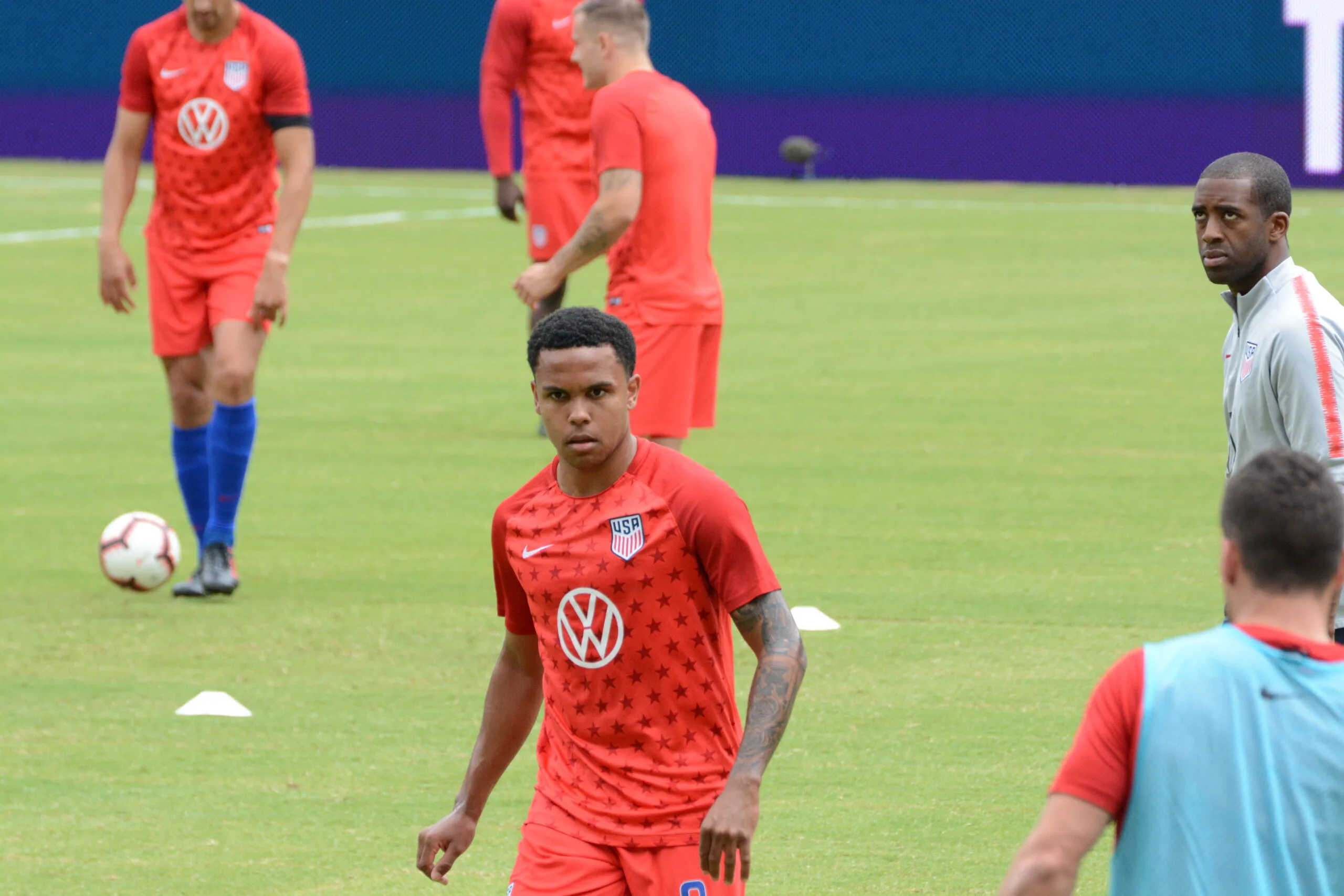 Weston McKennie in abbigliamento rosso della nazionale statunitense, foto d’archivio del 2019