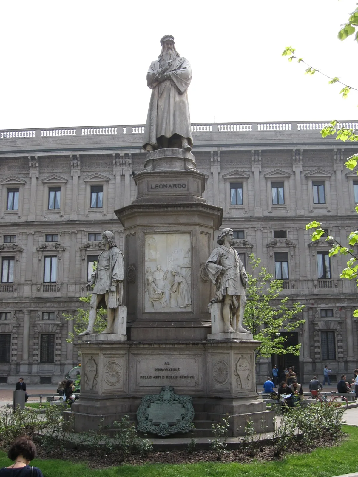 Palazzo Marino a Milano dietro il monumento a Leonardo da Vinci in piazza della Scala
