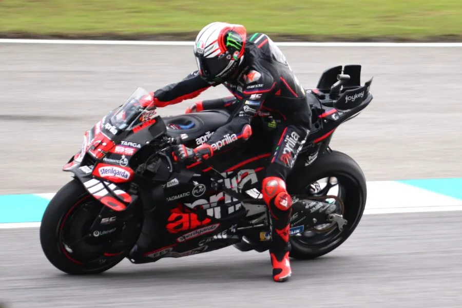 Marco Bezzecchi su Aprilia RS-GP in pista
