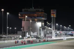 Jorge Martín davanti al gruppo a Doha nel